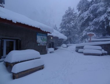 Κύμη: Δεν μπορούν να βγουν απο τα σπίτια τους λόγω χιονιά και σκάβουν λαγούμια (βίντεο)